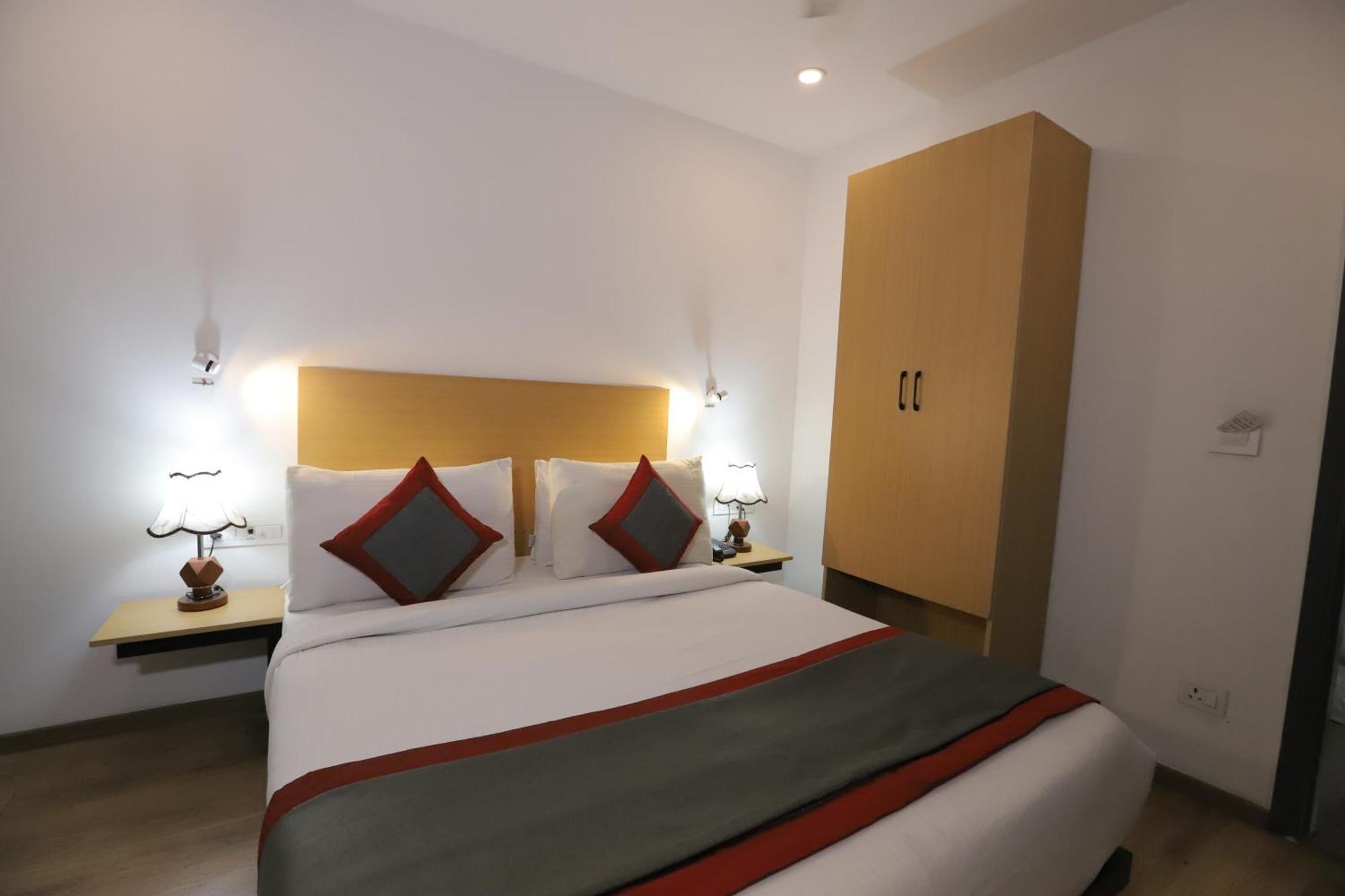 Qotel Hotel Ip Residency East Delhi Preet Vihar Nuova Delhi Esterno foto