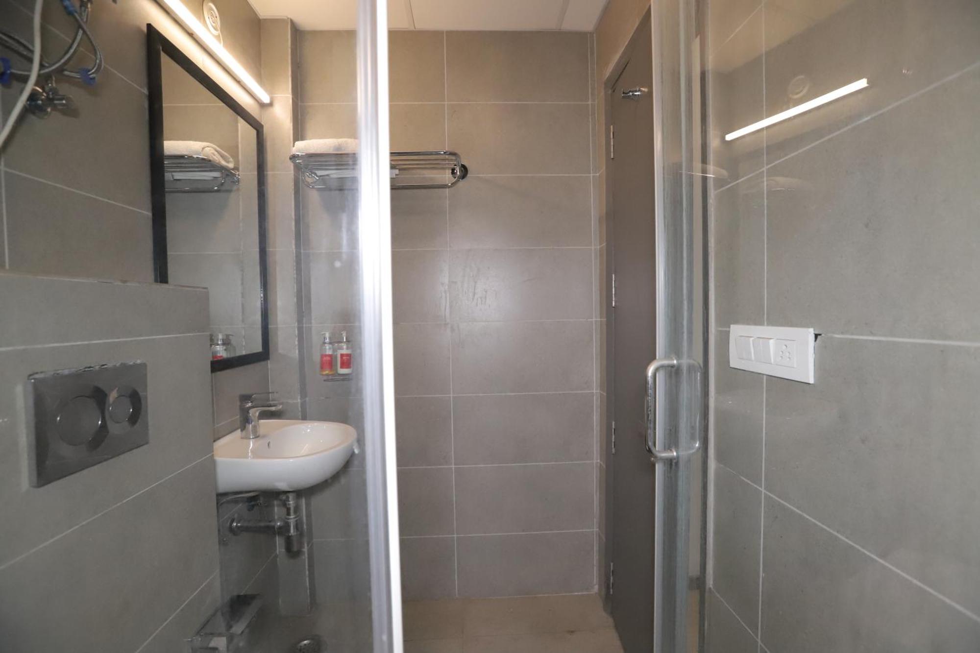 Qotel Hotel Ip Residency East Delhi Preet Vihar Nuova Delhi Esterno foto