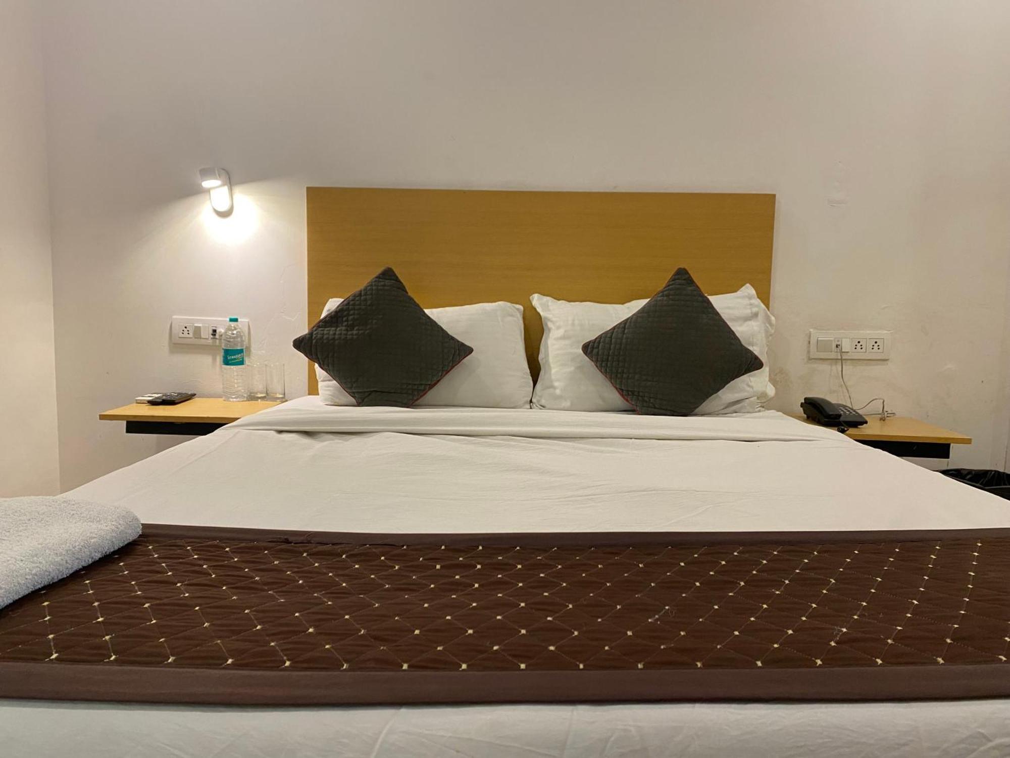 Qotel Hotel Ip Residency East Delhi Preet Vihar Nuova Delhi Esterno foto