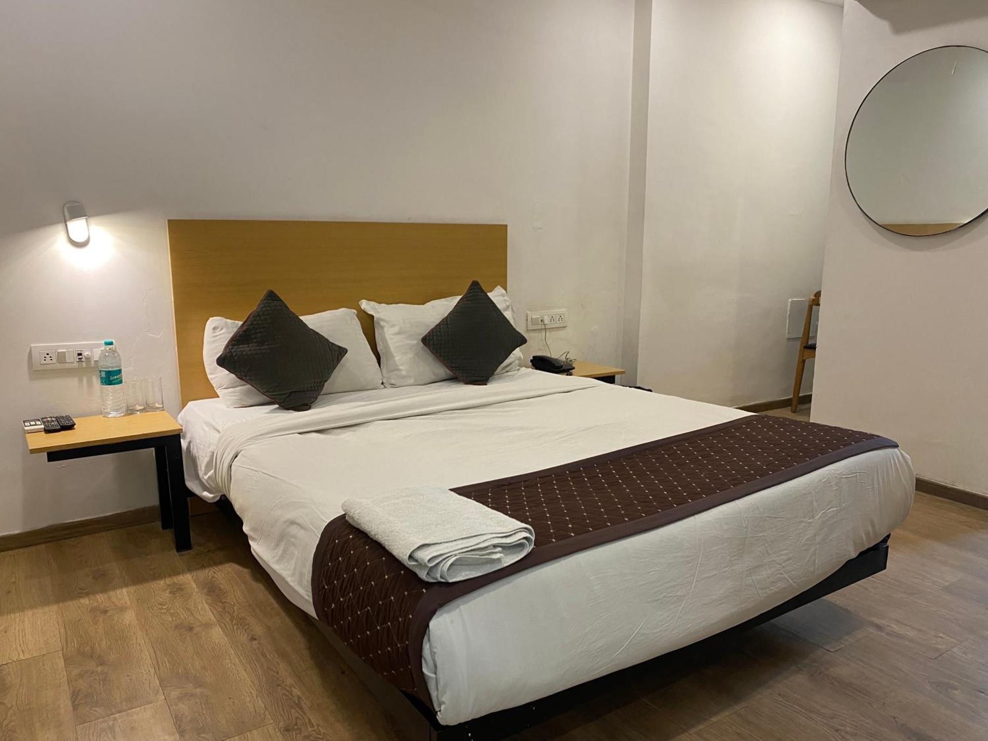 Qotel Hotel Ip Residency East Delhi Preet Vihar Nuova Delhi Esterno foto