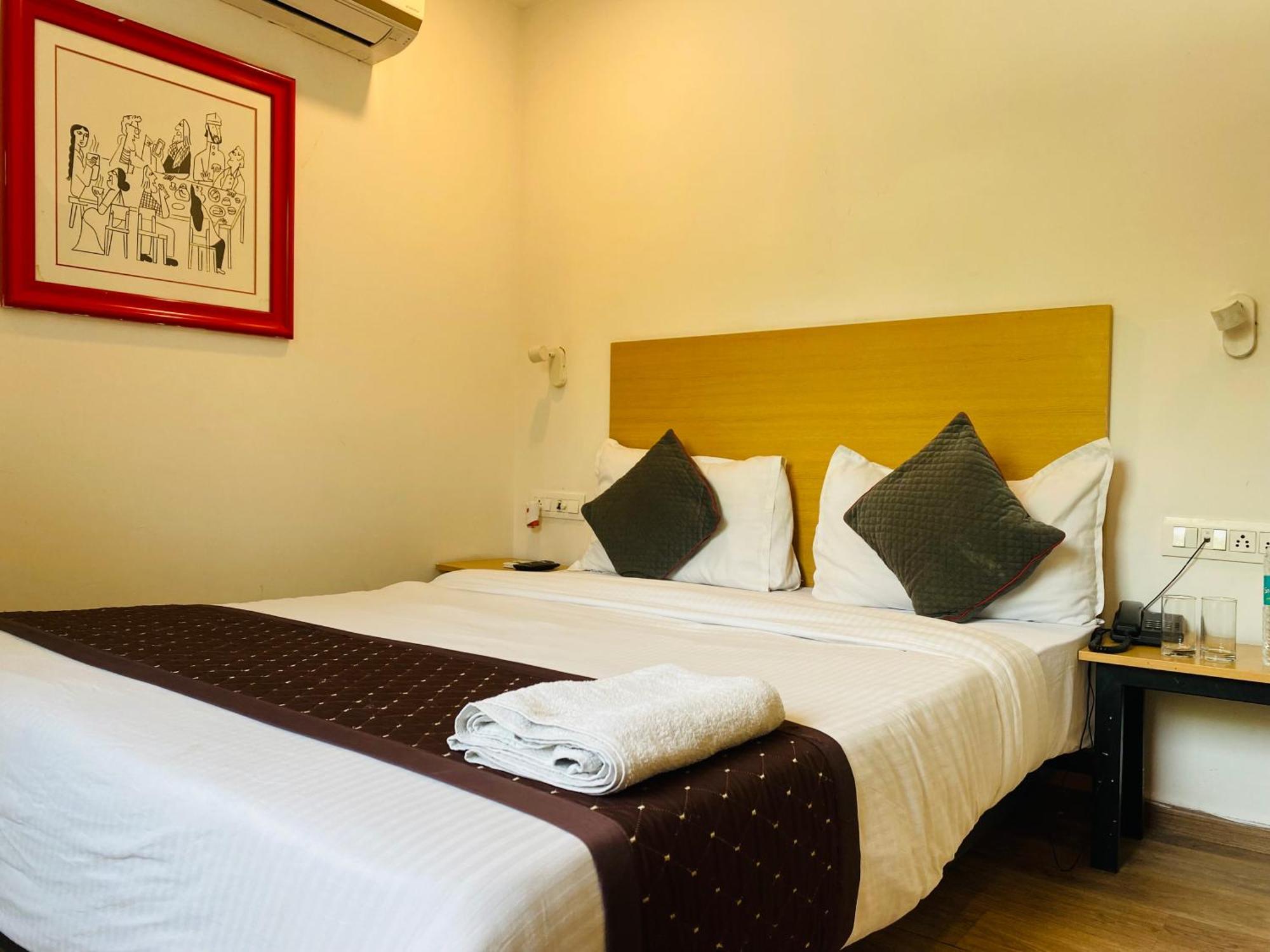 Qotel Hotel Ip Residency East Delhi Preet Vihar Nuova Delhi Esterno foto